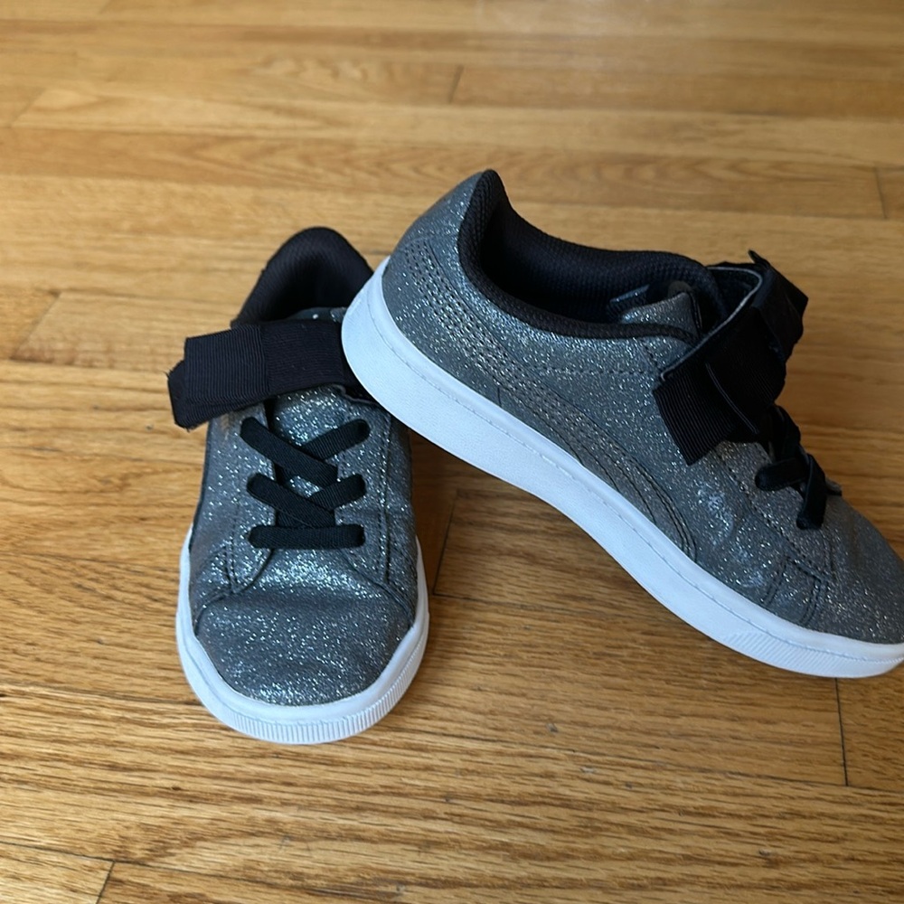 Little Girls’ Puma Vikky v2 Ribbon Glitz sneaker